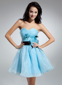 16års Bursdag A-formet/Prinsesse Sweetheart Knelengde Organza Charmuse Cocktailkjole med Frynse Sash fjær Blomst(er) (016014912) 16års Bursdag A-formet/Prinsesse Sweetheart Knelengde Organza Charmuse Cocktailkjole med Frynse Sash fjær Blomst(er) (016014912)